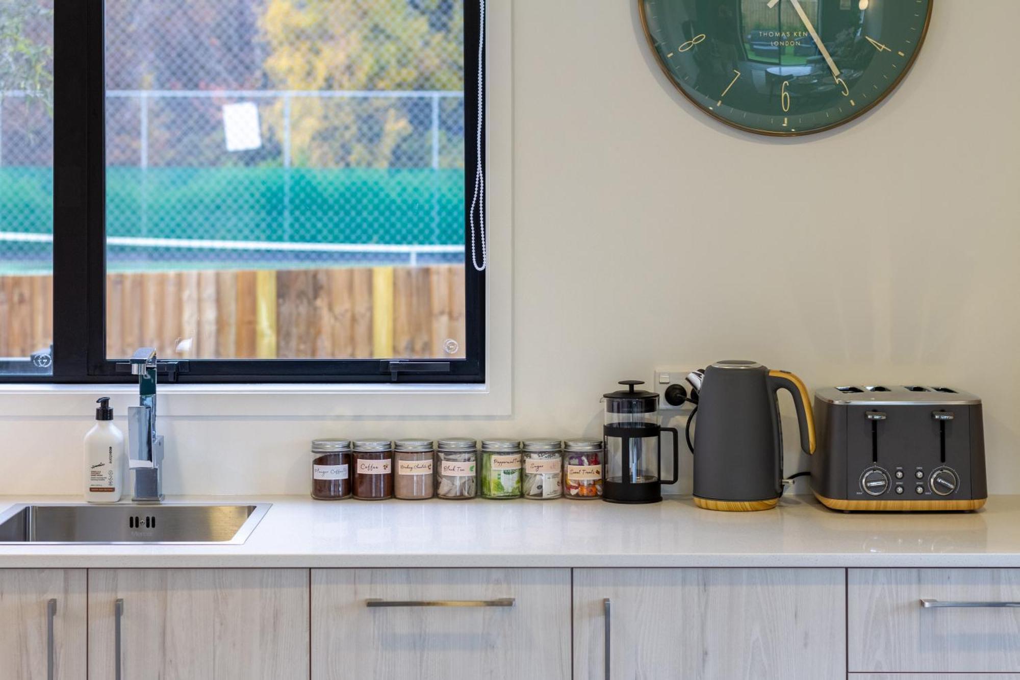 Serene Living 2 Bed With Carpark Christchurch Eksteriør billede