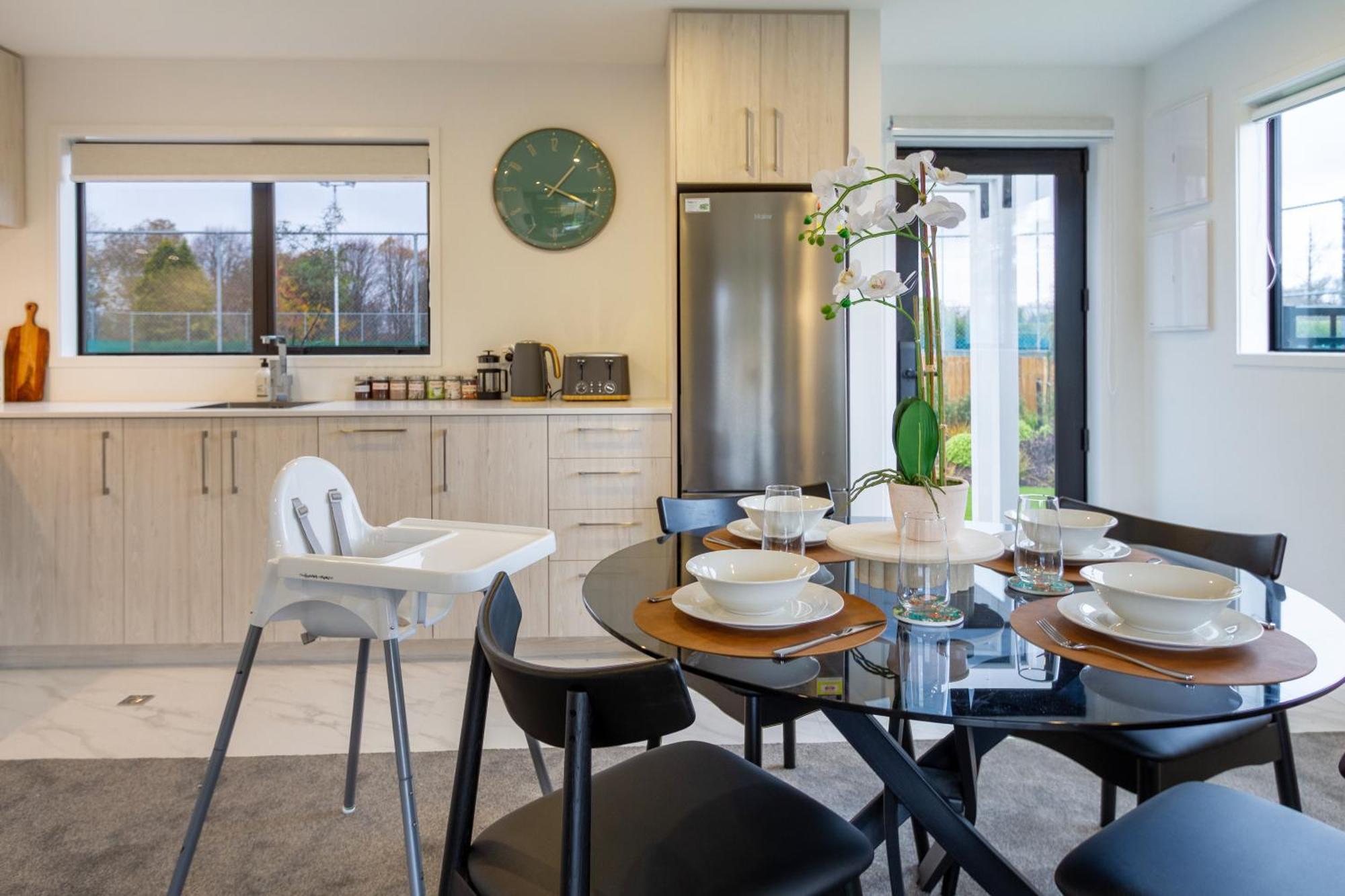 Serene Living 2 Bed With Carpark Christchurch Eksteriør billede