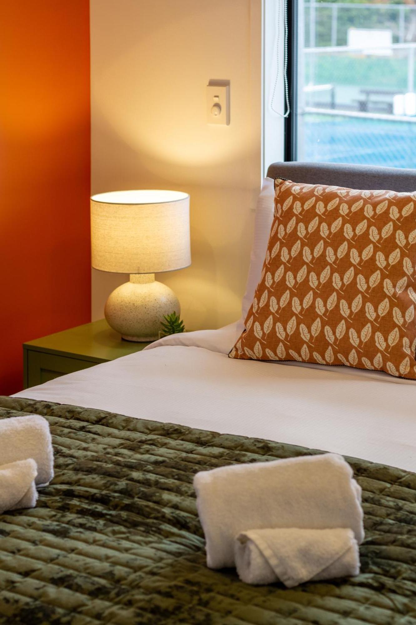 Serene Living 2 Bed With Carpark Christchurch Eksteriør billede