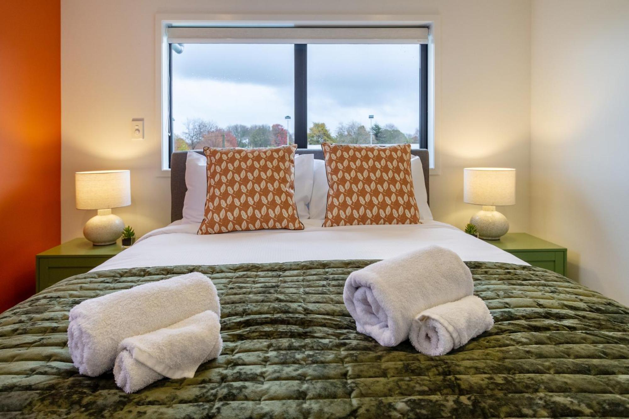 Serene Living 2 Bed With Carpark Christchurch Eksteriør billede